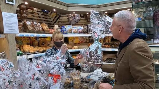 Ο Τάσος Δούσης μας παρουσιάζει το ιταλικό πανετόνε που λατρεύει όλη η Ελλάδα