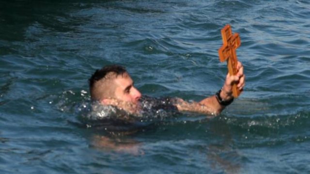 Ο κακός χαμός στο Αίγιο: Ο Καλαβρύτων Ιερώνυμος και ο Αμβρόσιος έκαναν Αγιασμό στη θάλασσα (Video)