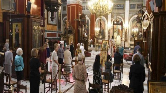 Θεοφάνεια: Κοινώνησαν πιστοί στην Μητρόπολη Πειραιώς