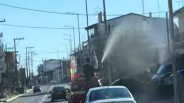 Θεοφάνεια: Παπάς στη Λαμία “αγιάζει” με υδροφόρα τα σπίτια λόγω καραντίνας