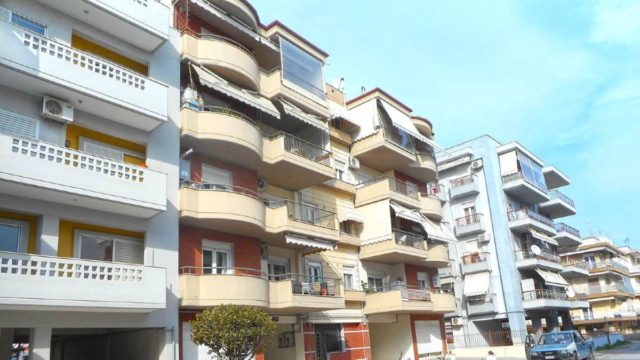 Συναγερμός στη Θεσσαλονίκη: Γυναίκα έπεσε στο κενό από το μπαλκόνι της