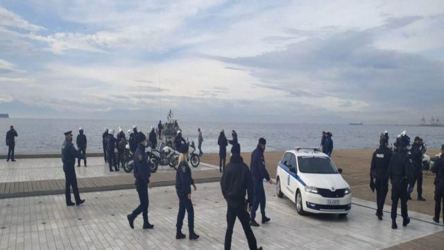 Θεοφάνεια: Ένταση στην Θεσσαλονίκη – Δύο προσαγωγές ατόμων που έριξαν τον Σταυρό στον Θερμαϊκό