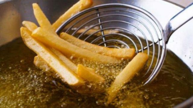 Τηγάνισμα: Μυρίζει το σπίτι τηγανίλα; Με αυτά τα κόλπα θα την εξαφανίσεις!
