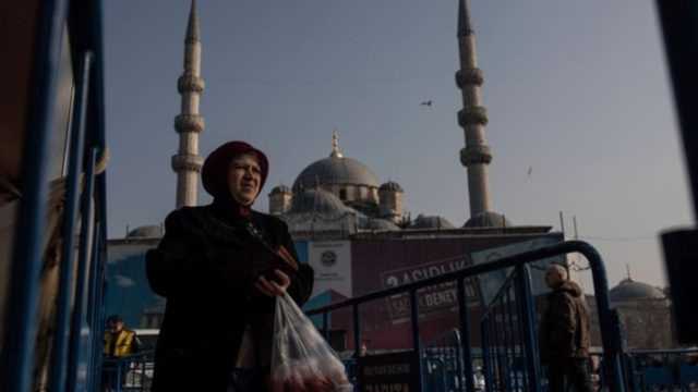 Σε τραγική κατάσταση οι Τούρκοι, «στοκάρουν» ρύζι και μακαρόνια λόγω πληθωρισμού