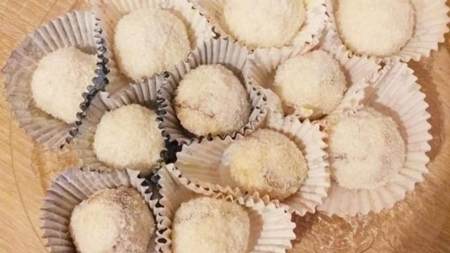 Εύκολα τρουφάκια καρύδας γεμιστά με πραλίνα – Θα σας τρέχουν τα σάλια