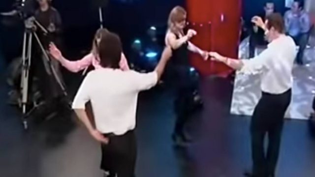 Παλιό… ορθόδοξο τσιφτετέλι: Κορυφαίος τραγουδιστής κάνει όλο το πλατό… να χορεύει στους ρυθμούς του