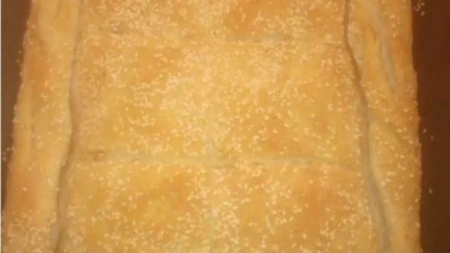 Τυρόπιτα με κρέμα γάλακτος, γιαούρτι και χειροποίητο φύλλο σφολιάτας