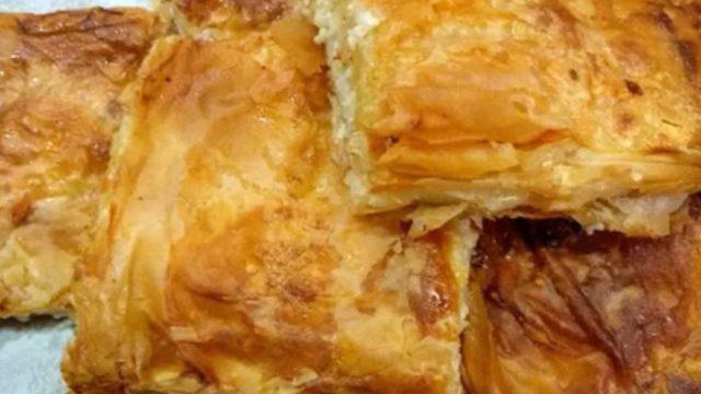 Τυρόπιτα με μπεσαμέλ από σιμιγδάλι και πολλά τυριά