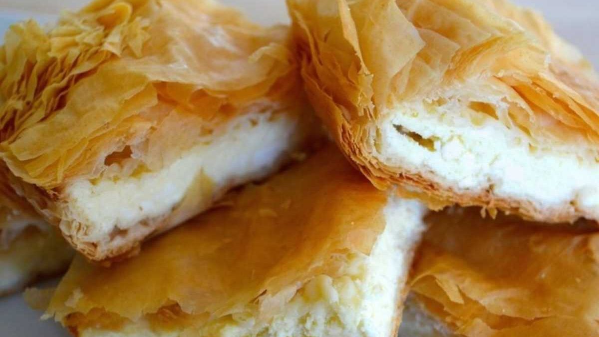 Η πιο γρήγορη και νόστιμη τυρόπιτα με 2 τυριά