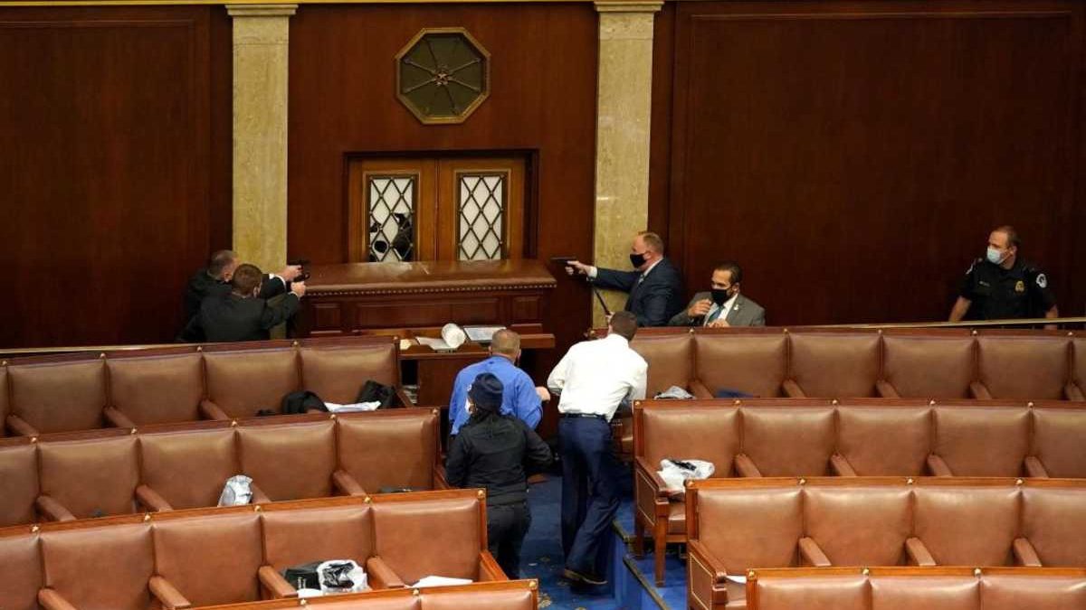 Πανικός στις ΗΠΑ: Εθνοφρουρά και απαγόρευση κυκλοφορίας στην Ουάσινγκτον – Το μήνυμα Μητσοτάκη