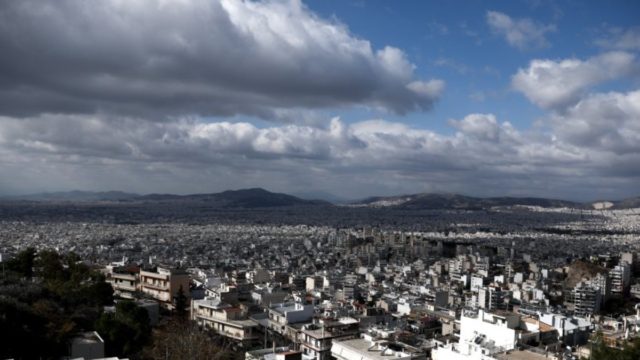 Βελτιώνεται ο καιρός σήμερα: Πού αναμένονται καταιγίδες