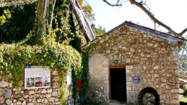 Η αρχαιότερη βιβλιοθήκη της Ελλάδας βρίσκεται σε ένα ορεινό χωριό της Πελοποννήσου & εμείς κάνουμε ένα ταξίδι στον ιστορικό οικισμό!
