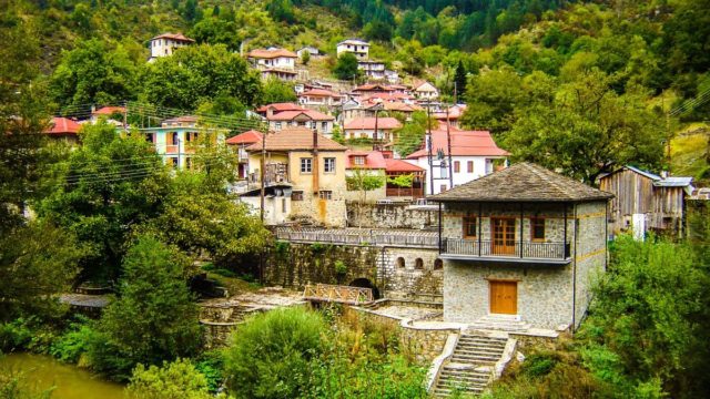 Βοβούσα: Το ελληνικό χωριό που “κόβεται” στα δύο!