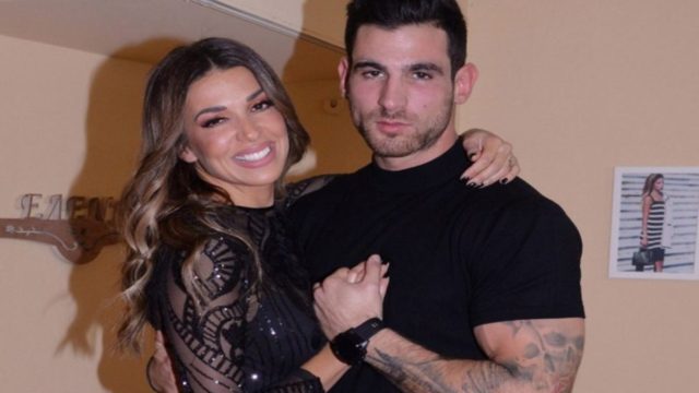 Ανεβαίνουν τα σκαλία της εκκλησίας Ελένη Χατζίδου και Ετεοκλής Παύλου