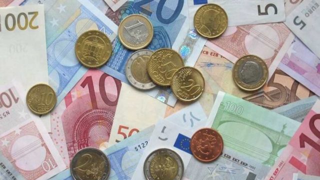 Τι γίνεται με δώρο Χριστουγέννων, παράταση αναστολών και επίδομα επιστημόνων