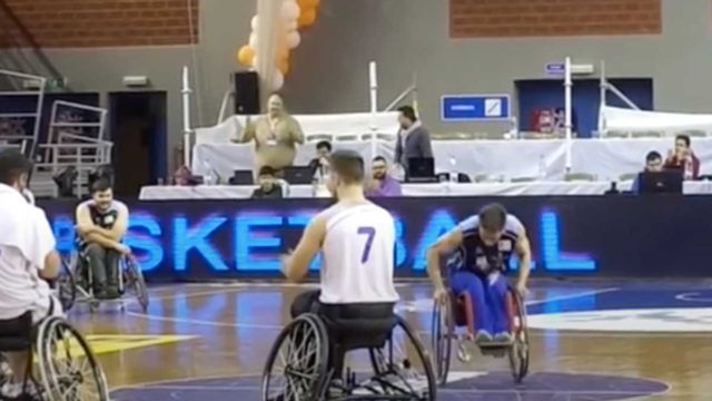 Μεγαλείο ψυχής: Χορεύει στο αναπηρικό του αμαξίδιο το πιο συγκινητικό ζεϊμπέκικο