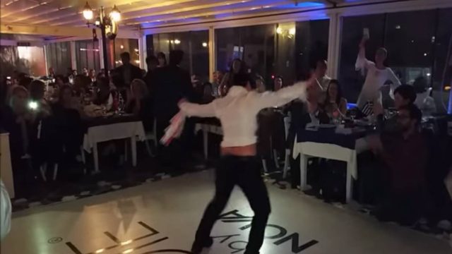 Ελληνικό… μάγκικο ζεϊμπέκικο από μερακλού γυναίκα στην Πόλη