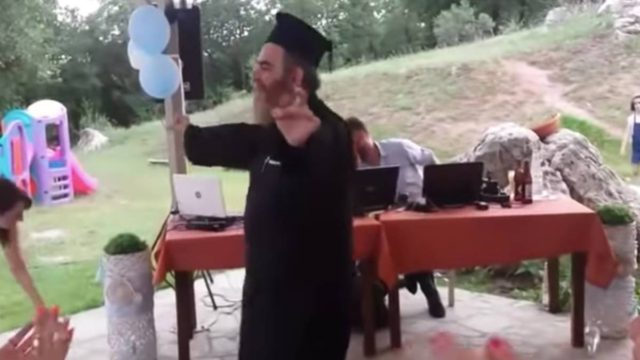 Σκέτος λεβέντης: Μερακλής παπάς χορεύει το πιο… ασήκωτο ζεϊμπέκικο