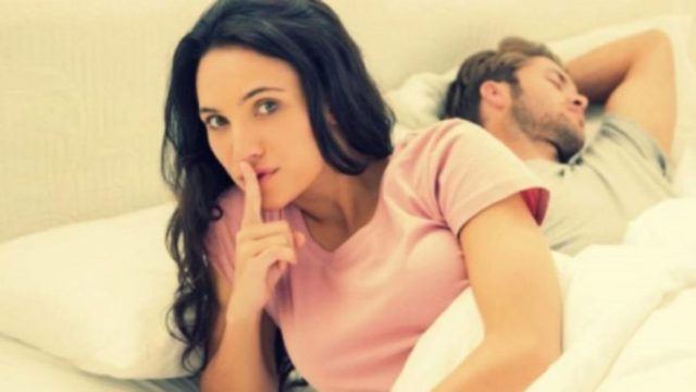 Αληθινή ιστορία: “Η γυναίκα μου έκανε σχέση με έναν άντρα 10 χρόνια μικρότερο αλλά τώρα λέει ότι χώρισε. Να μείνω ή να φύγω;”