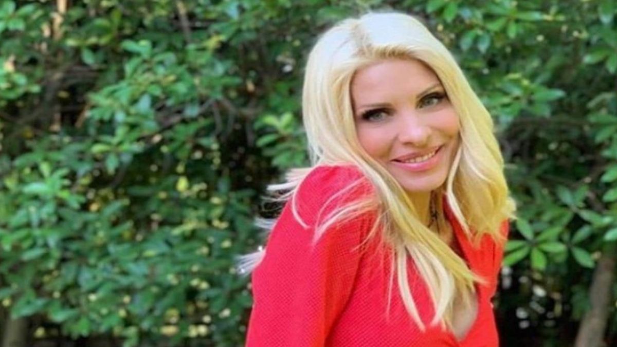 Ελένη Μενεγάκη: Βίντεο από την χιονισμένη αυλή της βίλας της στα Μελίσσια