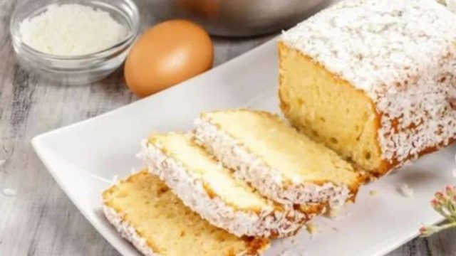 Εύκολο και αφράτο κέικ καρύδας με μαρμελάδα και 2 αυγά – Δεν χρειάζεται μίξερ