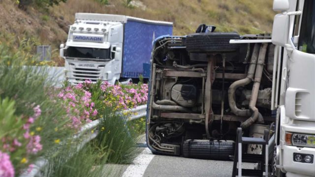 Συναγερμός στην Εθνική οδό: Ανατροπή νταλίκας στη Μαλακάσα