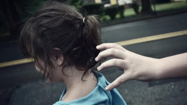 Συναγερμός στο Λουτράκι: Μητέρα κατήγγειλε ότι επιχείρησαν να τις αρπάξουν τα παιδιά