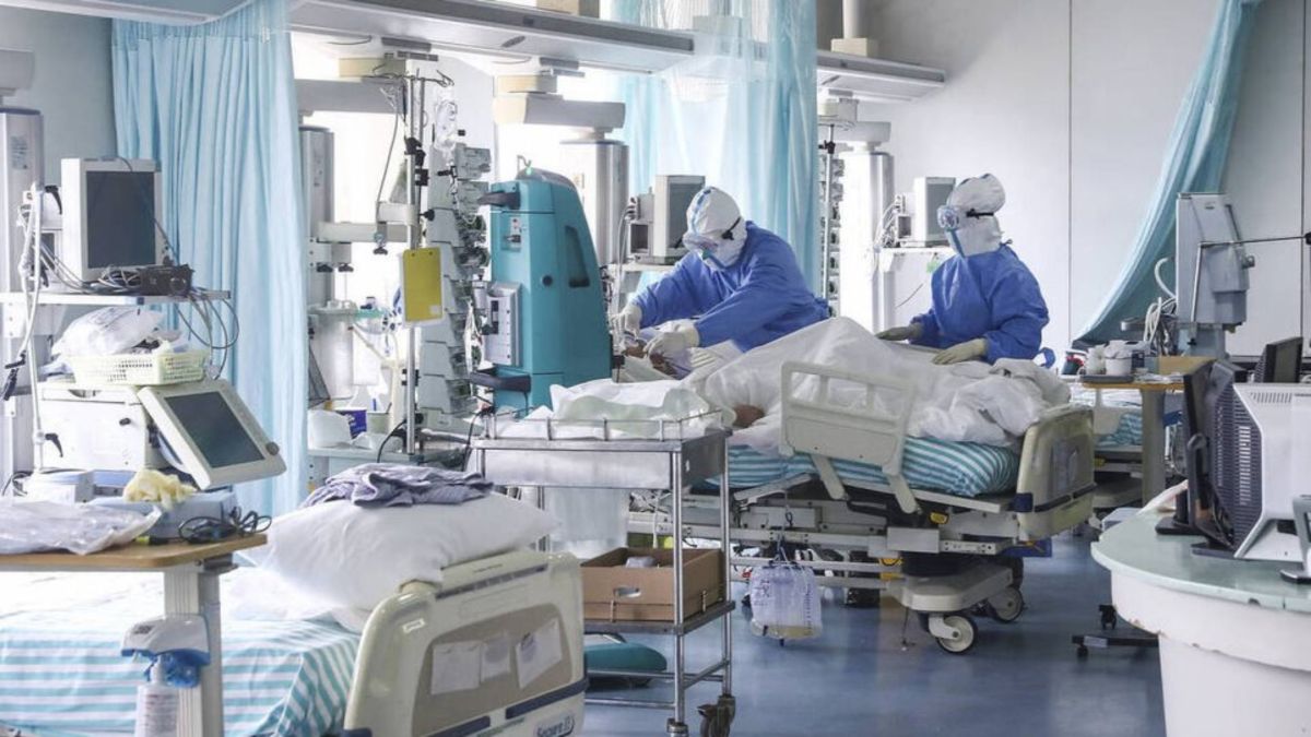 Κορωνοϊός: Στο “κόκκινο” η πληρότητα των ΜΕΘ στην Αττική – Αγώνας για την μείωση των κρουσμάτων