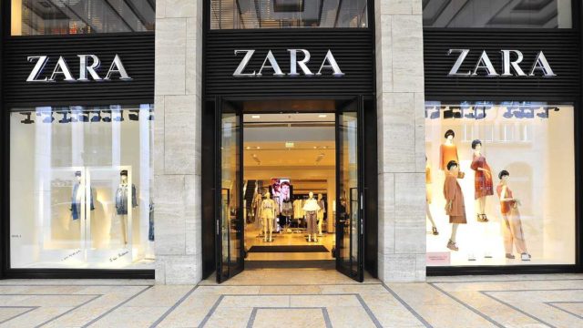 ZARA: Το κατάλληλο φόρεμα για όλες τις περιστάσεις σε τιμή σοκ!