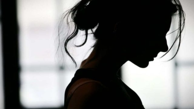 Σοκ: Παντρεμένος πασίγνωστος Έλληνας ηθοποιός βίασε συνάδελφό του μέσα στο σπίτι του