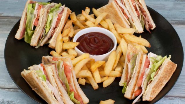 Πώς να φτιάξετε εύκολα πεντανόστιμο club sandwich κοτόπουλο