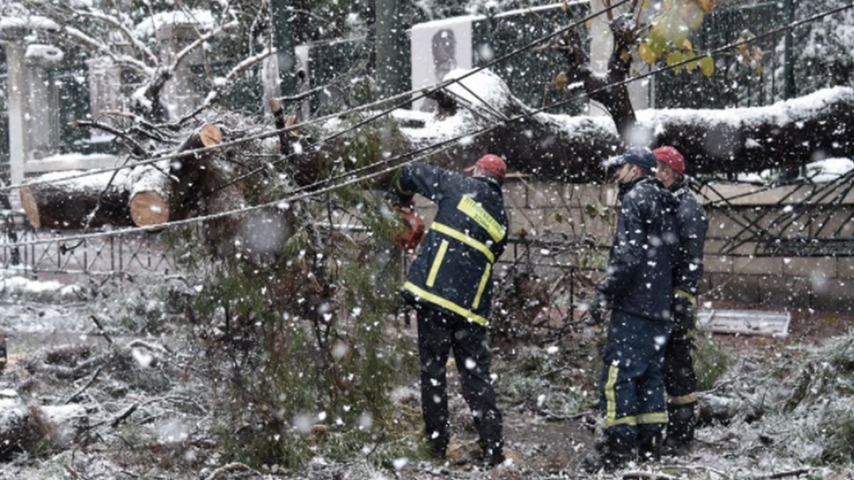 ΔΕΗ: Μέχρι το απόγευμα θα αποκατασταθεί το μεγαλύτερο μέρος ζημιών