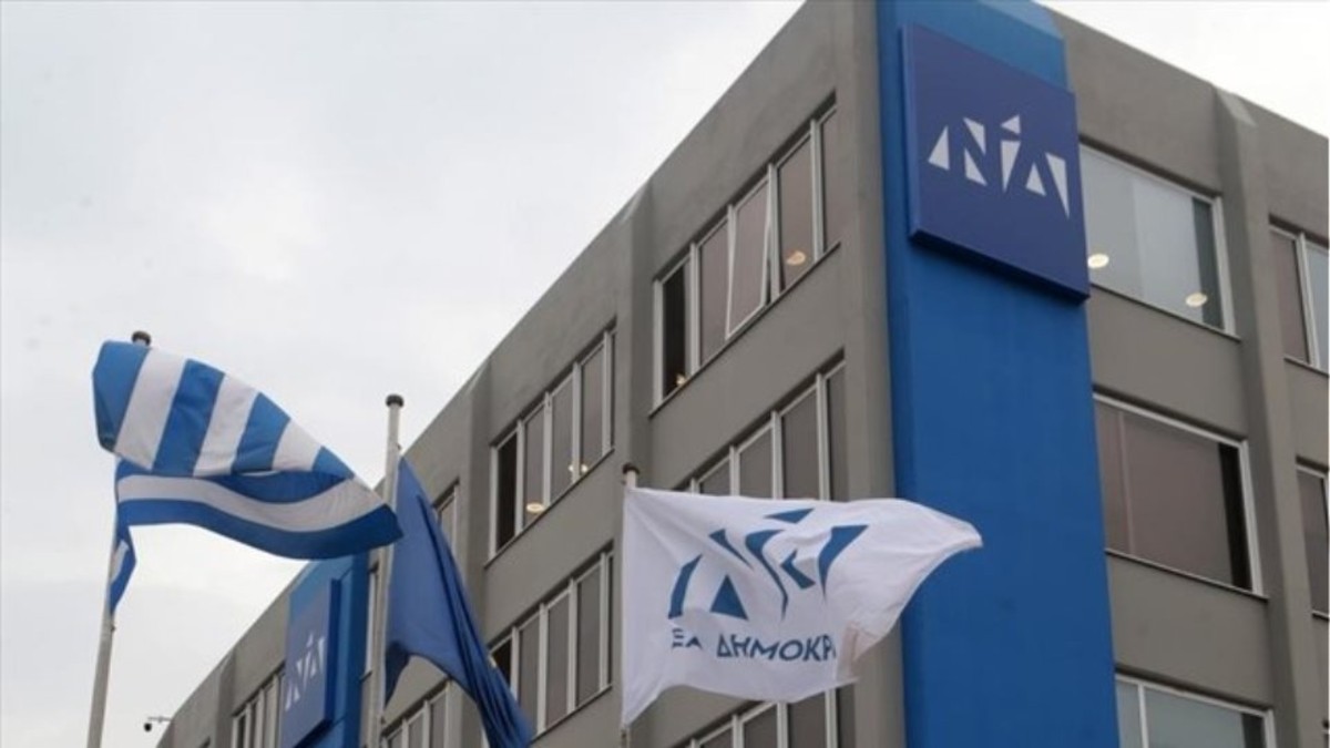“Αιχμηρή” η απάντηση της ΝΔ για την επίθεση στα γραφεία της: “Η Δημοκρατία και το κράτος δικαίου ούτε τρομοκρατούνται, ούτε εκβιάζονται”