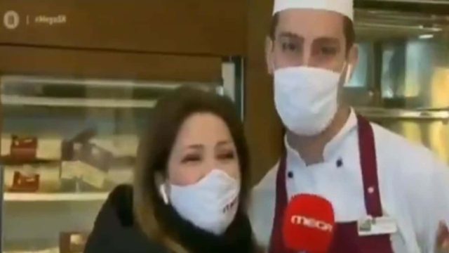 Σάλος με δημοσιογράφο του Mega: Νομίζει ότι δεν την τραβάει η κάμερα και βγάζει την μάσκα μέσα σε μαγαζί!