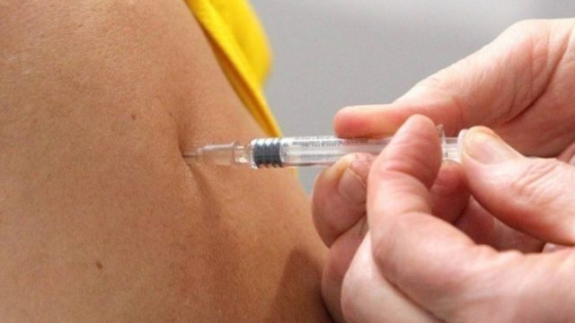 Κορωνοϊός: Εξελίξεις με την υγεία της νοσηλεύτριας με παράλυση μετά το εμβόλιο