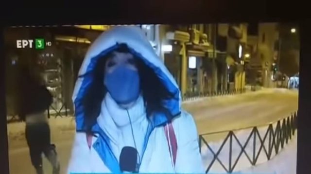 Έδειξε τα οπίσθιά του σε live ρεπορτάζ της ΕΡΤ! (Video)