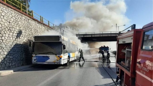 Συναγερμός στην Πυροσβεστική: Φωτιά ξέσπασε σε λεωφορείο στην Αθηνών – Λαμίας