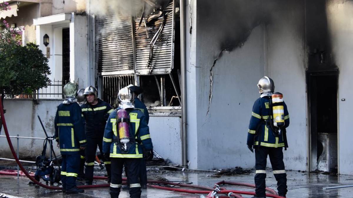 Συναγερμός στο Περιστέρι: Ξέσπασε μεγάλη φωτιά σε φανοποιείο