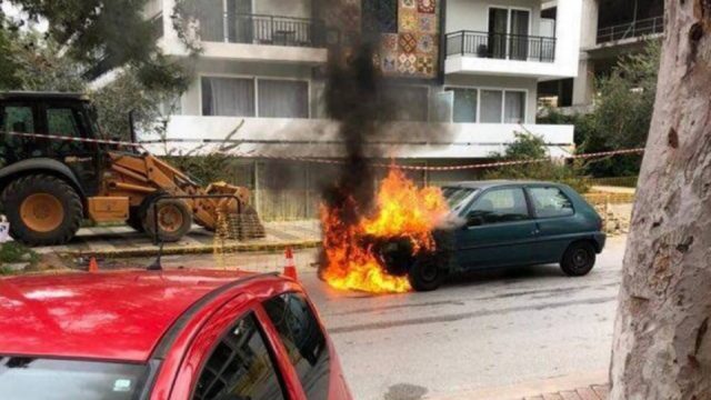Συγκλονιστικές σκηνές στη Γλυφάδα: Αστυνομικός σώζει από φλεγόμενο όχημα γυναίκα και παιδί (Video)