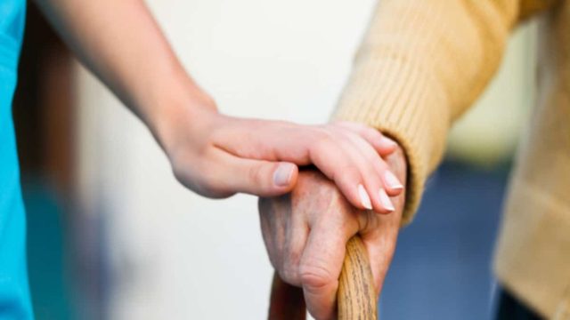 Συγκινητική ιστορία: “Η μητέρα μου πεθαίνει στην Ελλάδα και δεν μπορώ να την αποχαιρετήσω”