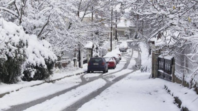 Έλληνες συνωμοσιολόγοι αμφισβητούν ότι χιόνισε στην… Αθήνα!