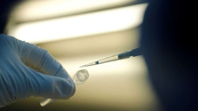 “Βόμβα” για τον κορωνοϊό: Το εμβόλιο της Pfizer προστατεύει και από τις παραλλαγές του ιού