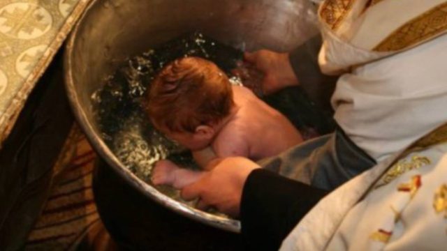 Μωράκι 2 μηνών «έσβησε» μετά τη βάπτισή του – Βρήκαν 110 ml νερού στα πνευμόνια του!