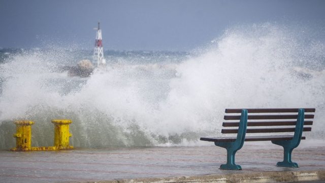 Καιρός σήμερα: Βροχές και ισχυροί άνεμοι 9 μποφόρ – Πού θα κυμανθεί η θερμοκρασία;