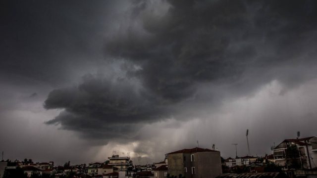 Κακοκαιρία στην Αλεξανδρούπολη: Μαθητές και εκπαιδευτικοί εγκλωβίστηκαν σε σχολείο λόγω της καταιγίδας
