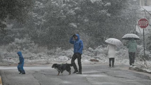 Κακοκαιρία “Μήδεια”: Έκανε την εμφάνιση της στην Αττική – Που ξεκίνησαν να πέφτουν τα πρώτα χιόνια