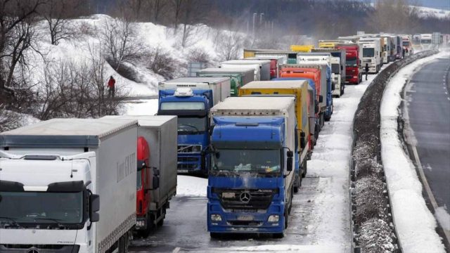 Κακοκαιρία “Μήδεια”: Απαγόρευση μετακίνησης των φορτηγών στην Αττική οδό – Αποκαταστάθηκε η λεωφόρος Αθηνών