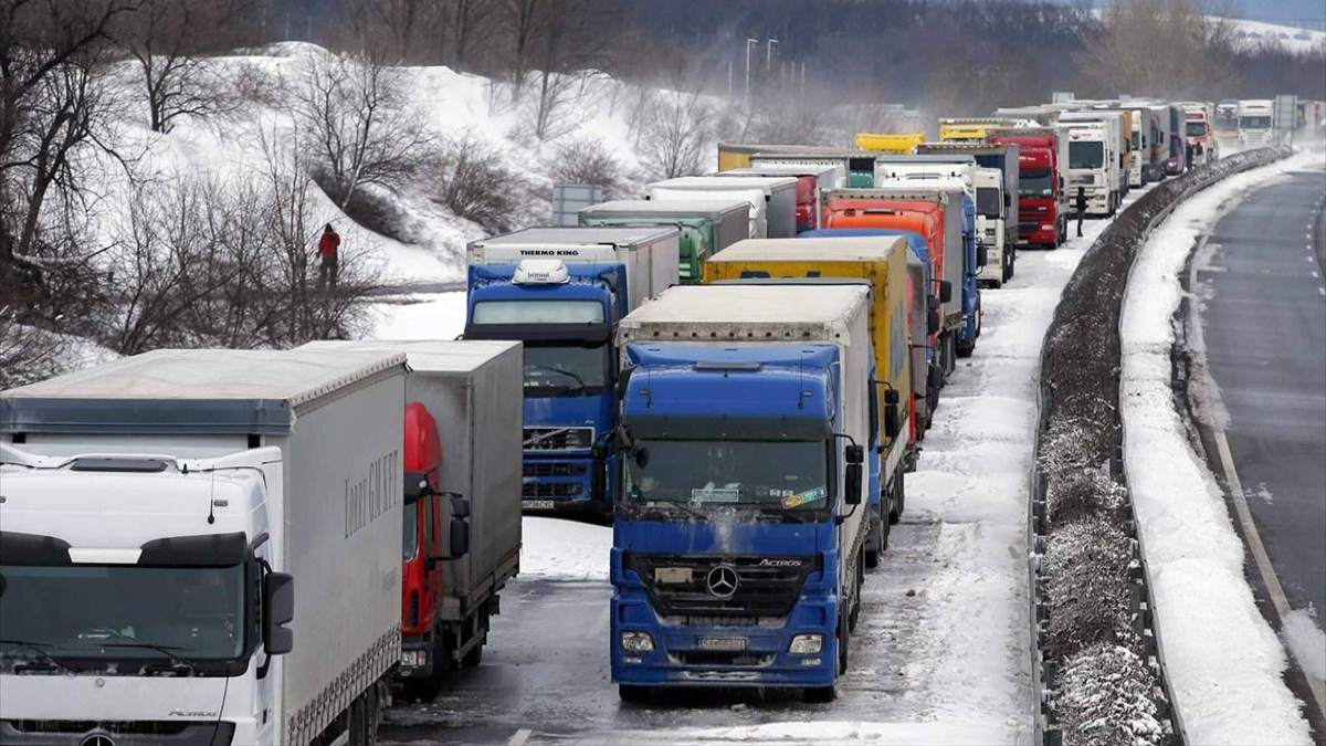 Κακοκαιρία “Μήδεια”: Απαγόρευση μετακίνησης των φορτηγών στην Αττική οδό – Αποκαταστάθηκε η λεωφόρος Αθηνών