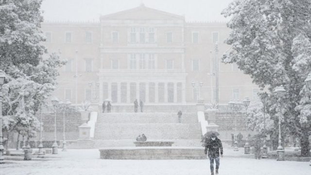 Κακοκαιρία «Μήδεια»: Χιονιά 40ετίας έφερε στην Αττική – Χιόνιζε επί 36 ώρες!