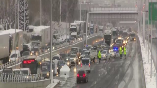 Κακοκαιρία «Μήδεια»: Ετοιμότητα, όχι αστεία! Η Εθνική Οδός έκλεισε με τρεις πόντους χιόνι…